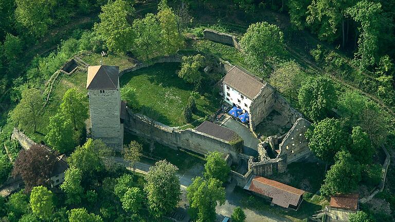 Blick von oben auf die Ruine der Lichtenburg samt Gaststätte: Die Burg soll nach der Sanierung auch für Veranstaltungen genutzt werden können.&nbsp;