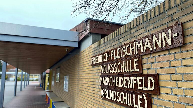 Die Friedrich-Fleischmann-Grundschule in Marktheidenfeld wird saniert und um einen Neubau erweitert.