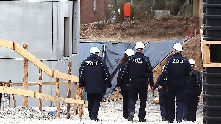 90 Einsatzkräfte des Hauptzollamts Schweinfurt kontrollierten im Rahmen einer bundesweiten Aktion Baustellen in der Region. Im Fokus stand die Schwarzarbeit.