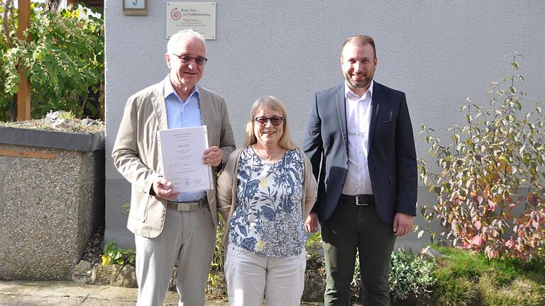 Supervision, Leitungscoaching und Systemische Familienberatung bieten Margit und Herbert Happel an. Mit im Bild Bürgermeister Stefan Rottmann (rechts).