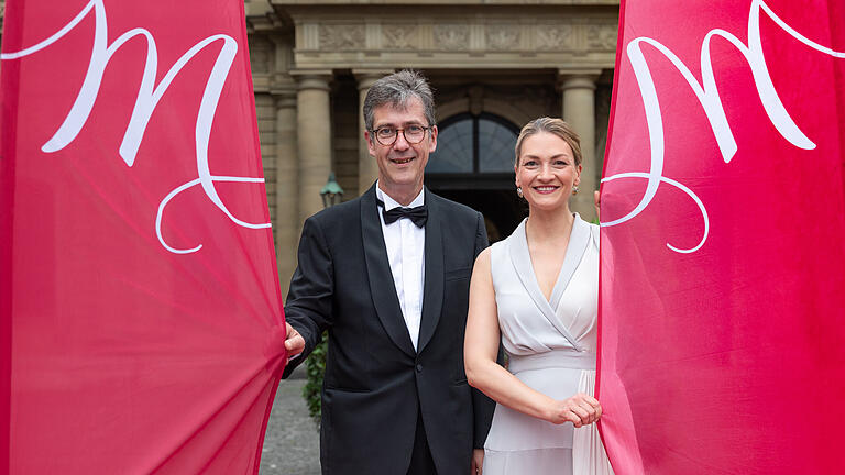 Staatsempfang Mozartfest       -  Zahlreiche Gäste aus Politik, Wirtschaft und Gesellschaft laufen am Dienstag (18.06.24) über den roten Teppich zum Staatsempfang beim Mozartfest in der Würzburger Residenz. Im Bild: Würzburgs Oberbürgermeister Christian Schuchardt und die bayerische Gesundheitsministerin Judith Gerlach.