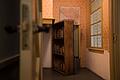Anne-Frank-Haus in Amsterdam       -  Der Durchgang zu einem geheimen Anbau ist in der Dauerausstellung im Anne-Frank-Haus zu sehen. (Archivfoto)