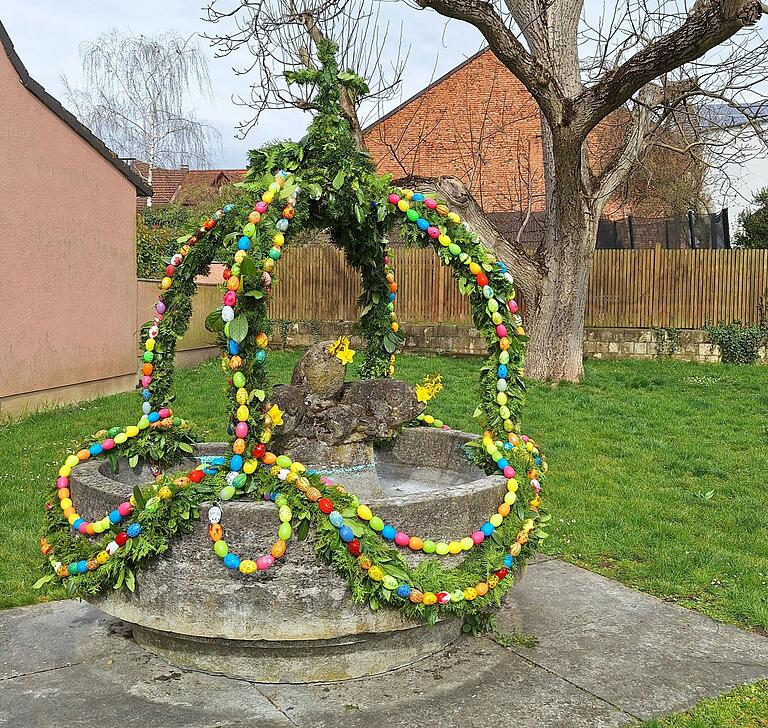 Das Foto zeigt den Osterbrunnen im Garten des Gemeindeshauses 'Fisch'. Das Foto zeigt den Osterbrunnen im Garten des Gemeindeshauses 'Fisch'.