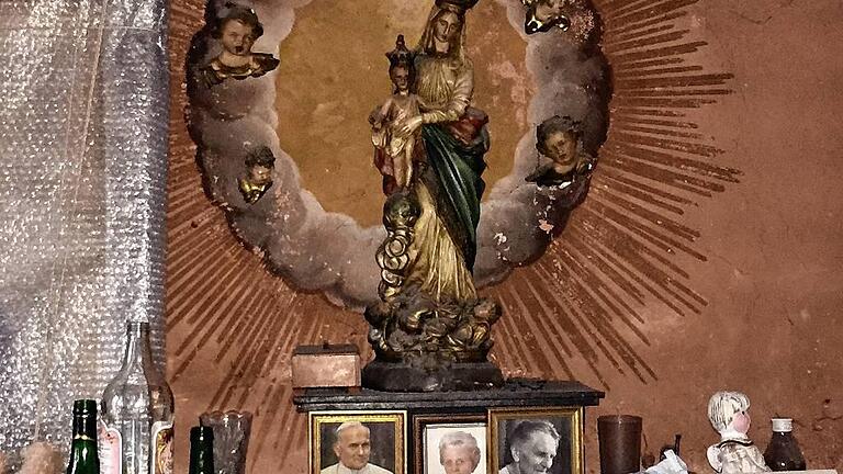 Jahrelang hat Fey seine blinde Tante gepflegt. Von ihr stammt die kleine Marienstatue. Jahrelang hat Fey seine blinde Tante gepflegt. Von ihr stammt die kleine Marienstatue.