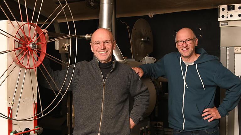 Schwere Zeiten für die beiden Casablanca-Chefs Gerd Dobner (links) und Hannes Tietze. Umso mehr freuen sie sich auf das Traktor-Kino in Hopferstadt. Schwere Zeiten für die beiden Casablanca-Chefs Gerd Dobner (links) und Hannes Tietze. Umso mehr freuen sie sich auf das Traktor-Kino in Hopferstadt.