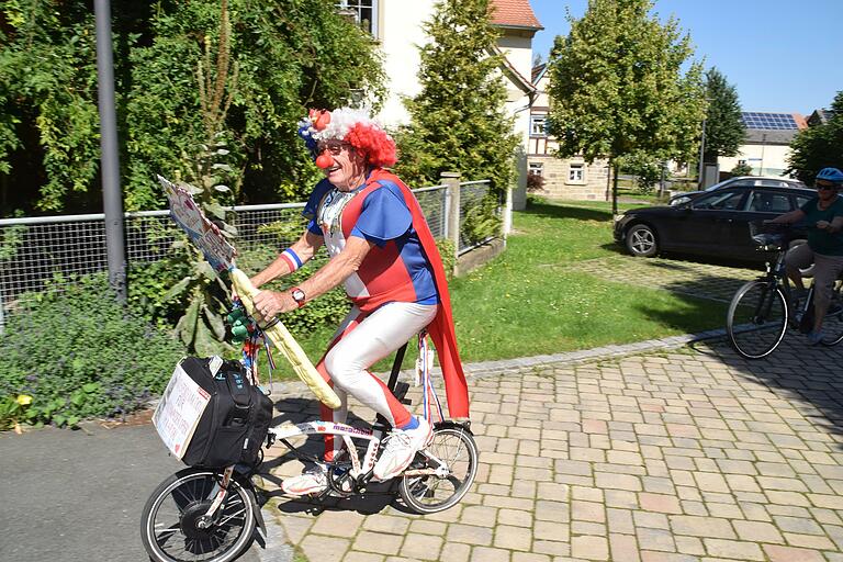 Michel Descombes ist mit seinem Elektro-Klapprad zu einer Spendentour aufgebrochen. Michel Descombes ist mit seinem Elektro-Klapprad zu einer Spendentour aufgebrochen.
