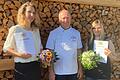 Gleich zwei hervorragende Ergebnisse werden in der Naturbäckerei Oppel gefeiert. Im Bild (von links) Diana v. Szalghary (Bäckereifachverkäuferin), Betriebsinhaber Michael Oppel und Jessica Basel (Kauffrau für Büromanagement).