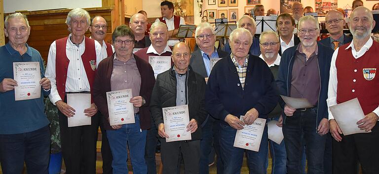 Seit 50 und 60 Jahren halten diese Männer dem Hainerter Sportverein die Treue. Seit 50 und 60 Jahren halten diese Männer dem Hainerter Sportverein die Treue.