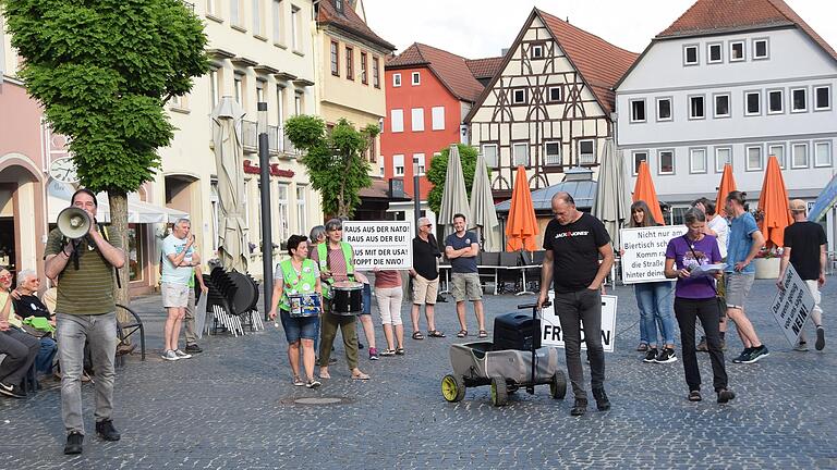 Rund 40 Teilnehmerinnen und Teilnehmer kommen jeden Montag zur Demonstration auf dem Marktplatz von Bad Neustadt. Rund 40 Teilnehmerinnen und Teilnehmer kommen jeden Montag zur Demonstration auf dem Marktplatz von Bad Neustadt.