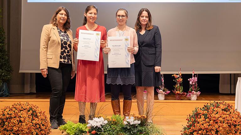 Die frischgebackenen Meisterinnen der Hauswirtschaft Anne Bierwerth und Esther Gärtner nehmen von Andrea Seidl und Kerstin Engelhardt-Blum ihren Meisterbrief entgegen.