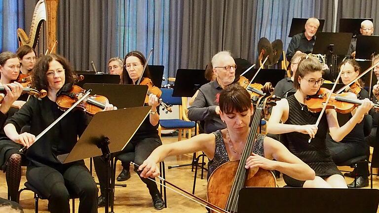 Solistin Milena Milatinova Ivanova mit ihrem Violoncello. - Solistin Milena Milatinova Ivanova mit ihrem Violoncello. Solistin Milena Milatinova Ivanova mit ihrem Violoncello. - Solistin Milena Milatinova Ivanova mit ihrem Violoncello.