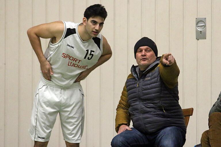 Ein ungewohnter Anblick: DJK-Coach Klaus Ludwig, der hier seinem Spieler Evren Ege Özcan letzte Anweisungen vor dessen Einwechslung gibt, saß mit Winterkleidung am Spielfeldrand. Seit Saisonbeginn ist die Heizung in der DJK-Halle defekt.