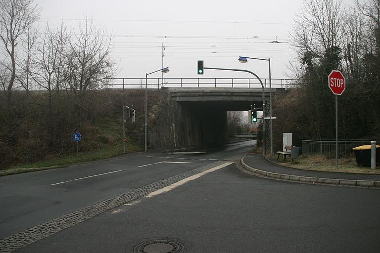 Die Bahnbrücke in Marktbreit in der Enheimer Straße soll in diesem Jahr erneuert werden, wofür die Straße ab Februar gesperrt wird. Die Bahnbrücke in Marktbreit in der Enheimer Straße soll in diesem Jahr erneuert werden, wofür die Straße ab Februar gesperrt wird.