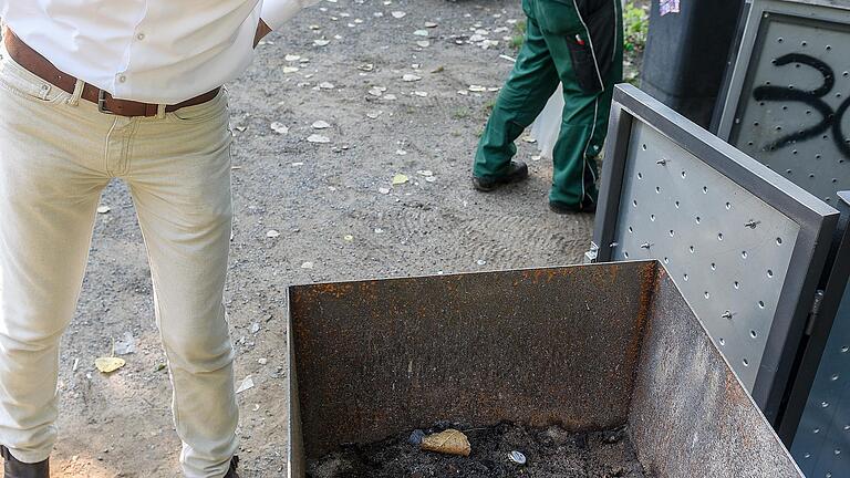 Jede zweite Woche brennt eine Kunststoff-Mülltonne, wenn Grillfans heiße Asche einfüllen. Ein Versuch mit Aschesammlern soll das verhindern. Gartenamtsleiter Helge Bert Grob überzeugt sich selbst, dass die Behälter angenommen werden. Foto: Thomas Obermeier