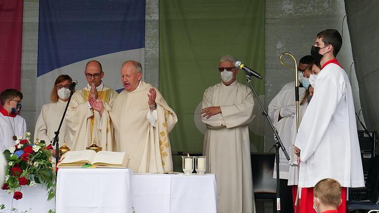 Die Pontifikalmesse zur 1200 Jahrfeier zelebrierten Bischof Dr. Franz Jung (Dritter von links) und Domkapitular Albin Krämer (Vierter von links).