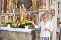 Die Autorin des Kirchenführers, Daniela Harbeck-Barthel, am Seitenalter der Pfarrkirche St. Laurentius in Waldsachsen, vor der gelungenen Kopie der Mondsichelmadonna mit Kind.