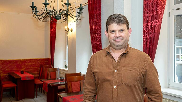 Die Pizzeria da Domenico zieht von Gerolzhofen nach Schweinfurt um und bekommt einen neuen Namen. Der syrische Gastwirt Abdullatif Hjazi steckt zurzeit mitten in den Vorbereitungen für seine neue Gastronomie, die Ende März öffnen wird. Die Pizzeria da Domenico zieht von Gerolzhofen nach Schweinfurt um und bekommt einen neuen Namen. Der syrische Gastwirt Abdullatif Hjazi steckt zurzeit mitten in den Vorbereitungen für seine neue Gastronomie, die Ende März öffnen wird.