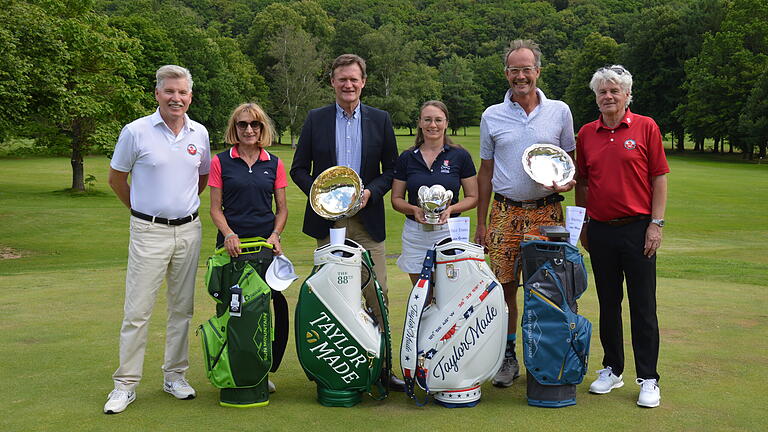 Jubiläumsturnier beim GC Bad Kissingen       -  Unser Siegerbild von den Medical Open zeigt (von links) GC-Präsident Horst Drieschner, Edeltraud Reinwald, Michael Behm, Kerstin Grotzer, Matthias Meyer und Günter Kraus (Spielführer)