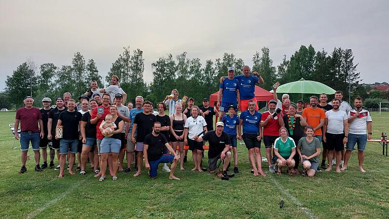 Kubb-Begeisterte aus ganz Deutschland spielten bis in den Abend den Sieger des 9. Frankenkubbs in Großeibstadt aus. Sportlich hatte der BSV Kubb Erkelenz die Nase vorn. Die Gastgeber vom 1. WC Dunnerkeil Größneuscht landeten mit einer Mannschaft auf einem tollen 3. Platz.