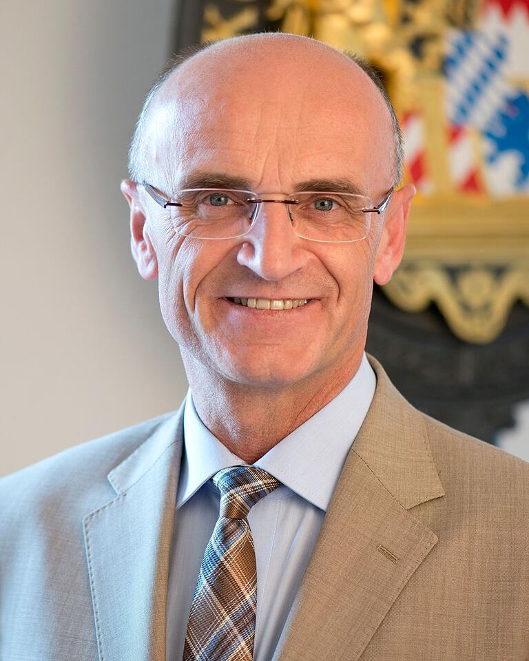 Landrat Wilhelm Schneider spricht in seiner Rede von 'enormen Herausforderungen' für das kommende Jahr. Landrat Wilhelm Schneider spricht in seiner Rede von 'enormen Herausforderungen' für das kommende Jahr.
