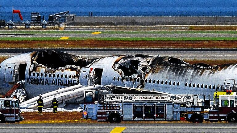 Ausgebrannt: Die in San Francisco verunglückte Boeing von Asiana Airlines stand erst in Flammen, als die Menschen bereits von Bord waren.