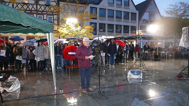 Mellrichstadt im Ausnahmezustand: Altbürgermeister Helmut Will berichtete über die Tage nach der Grenzöffnung. Mellrichstadt im Ausnahmezustand: Altbürgermeister Helmut Will berichtete über die Tage nach der Grenzöffnung.