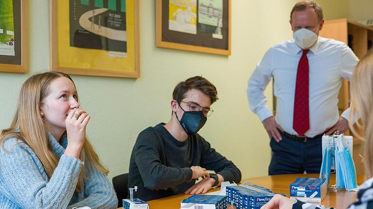 Intensiviertes Testen gehört zur neuen Corona-Strategie an Schulen. Unser Foto zeigt Schüler und Schülerinnen des Matthias-Grünewald-Gymnasiums mit Schulleiter Martin Weinert im extra eingerichteten Testraum der Schule. Hier können sich Schüler auch außer der Reihe testen.