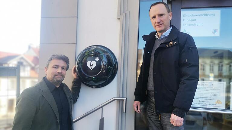 Insgesamt 14 000 Euro investierte die Stadt Eltmann in sieben Defibrillatoren, die an zentralen Stellen in Eltmann und den Stadtteilen für den Notfall zur Verfügung stehen. Hier Bürgermeister Michael Ziegler und Mario Pfister von der Stadtverwaltung an dem Defi am Ritz in Eltmann.