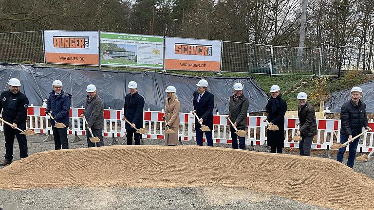 Traditioneller Spatenstich für den Erweiterungsbau der Bildungsstätte Der Heiligenhof in Bad Kissingen.       -  Traditioneller Spatenstich für den Erweiterungsbau der Bildungsstätte Der Heiligenhof in Bad Kissingen.