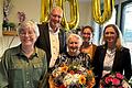 Jubilarin Rosa Eckardt (Mitte) umringt von den Gratulanten (von rechts): Bürgermeisterin Judith Roth-Jörg, Pflegedienstleiterin Sophia Keller, Oberpflege-Amtsdirektor Karsten Eck und Geschäftsbereichsleiterin Stephanie Hübscher.