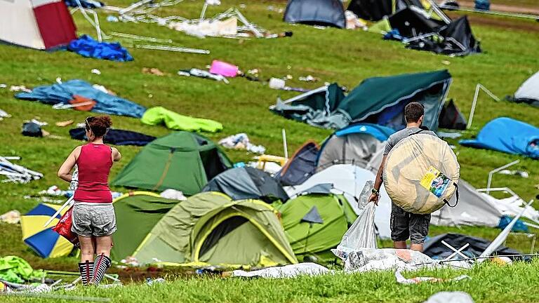 Southside-Festival nach Abbruch - Zerstört: Das schwere Gewitter beim Southside Festival in Neuhausen ob Eck hinterließ eine Spur der Verwüstung auf dem Zeltplatz, auf dem auch die Gruppe aus Stettbach später ihr Hab und Gut suchen musste. Southside-Festival nach Abbruch - Zerstört: Das schwere Gewitter beim Southside Festival in Neuhausen ob Eck hinterließ eine Spur der Verwüstung auf dem Zeltplatz, auf dem auch die Gruppe aus Stettbach später ihr Hab und Gut suchen musste.