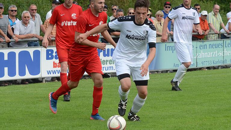 Torhungrig: Marcel Frank (vorne) vom TSV Karlburg II