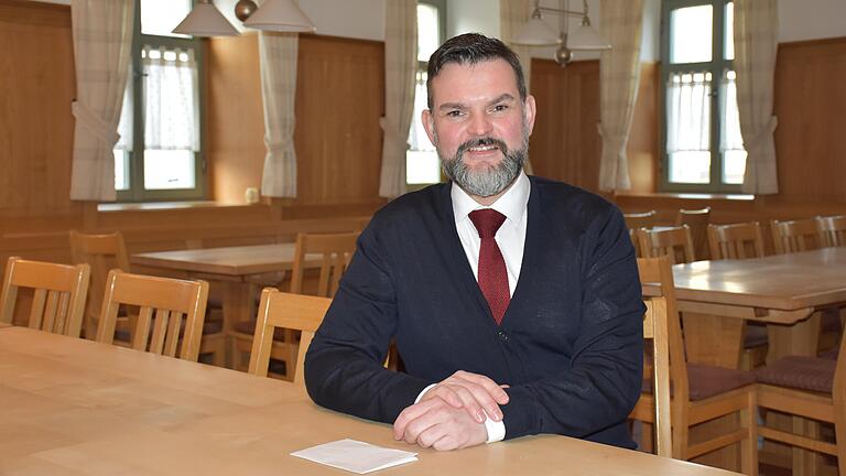 Das Traditionsgasthaus 'Fränkischer Hof' ist für Oliver Brust ein ganz wichtiger Ort. Ein Ort voller dörflicher Tradition und fest verbunden mit der 'Galderschummer Kerwa'. Deshalb möchte er möglichst bald dort nicht mehr alleine sitzen, weil das Gasthaus geschlossen ist, sondern im Kreise der Dorfgemeinschaft. Das Traditionsgasthaus 'Fränkischer Hof' ist für Oliver Brust ein ganz wichtiger Ort. Ein Ort voller dörflicher Tradition und fest verbunden mit der 'Galderschummer Kerwa'. Deshalb möchte er möglichst bald dort nicht mehr alleine sitzen, weil das Gasthaus geschlossen ist, sondern im Kreise der Dorfgemeinschaft.