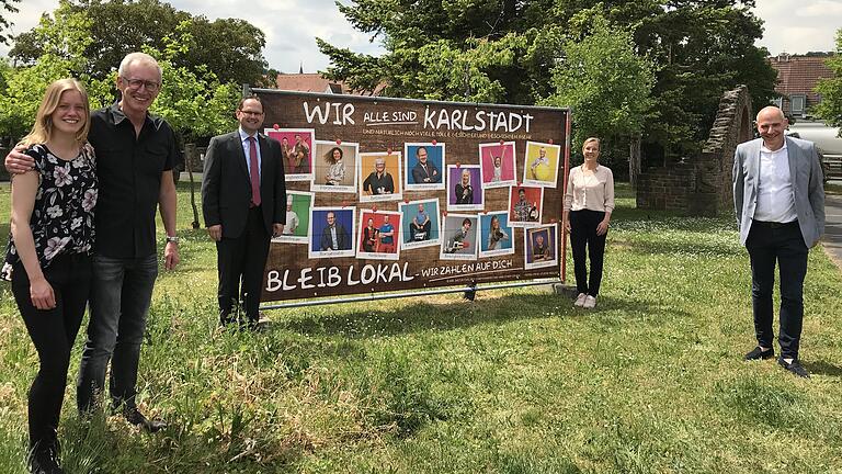 Vorstellung der Kampagne 'Wir alle sind Karlstadt': Die Fotografen Tina und Jürgen Müller, Bürgermeister Michael Hombach, Stadtmarketing-Leiterin Susi Keller und der Gewerbevereinsvorsitzende Martin Krause. Vorstellung der Kampagne 'Wir alle sind Karlstadt': Die Fotografen Tina und Jürgen Müller, Bürgermeister Michael Hombach, Stadtmarketing-Leiterin Susi Keller und der Gewerbevereinsvorsitzende Martin Krause.