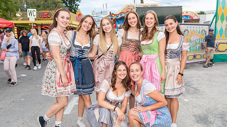 Zahlreiche Menschen besuchen am Mittwoch 06.07.22 den Familiennachmittag auf dem Kiliani Volksfest in Würzburg.