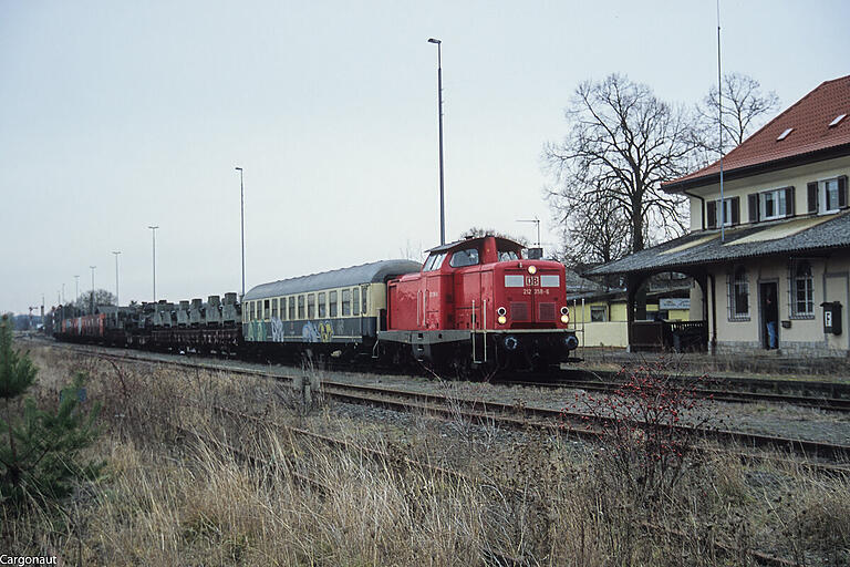 2004 hielt dieser Güterzug vor dem Bahnhof in Etwashausen. Mittlerweile ist dieser Bahnhof Geschichte, denn dort liegen keine Gleise mehr.