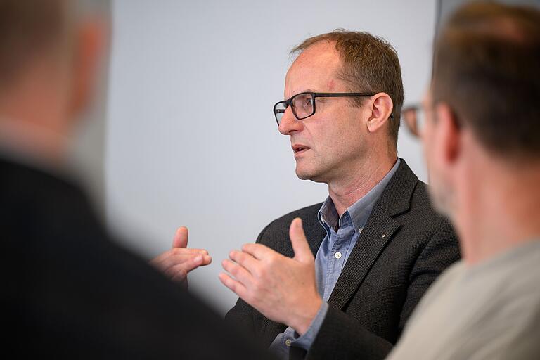 Entgegen der allgemeinen Meinung empfindet Karlheinz Schmidt das Karlstadter Zentrum vor der Tür seiner Filiale vor allem an Markttagen als gut besucht.