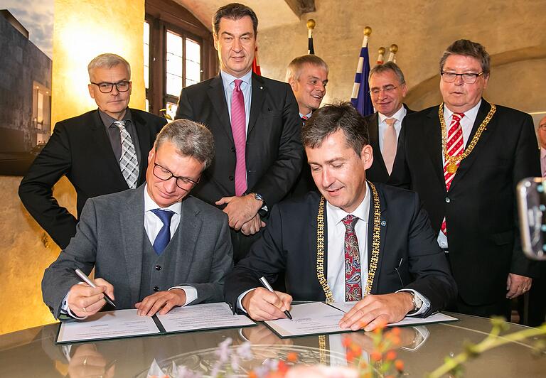 November 2019: Der damalige Kunstminister Bernd Sibler und OB Christian Schuchardt unterzeichnen im Beisein von Ministerpräsident Markus Söder das Eckpunktepapier für das Würzburger Staatstheater.