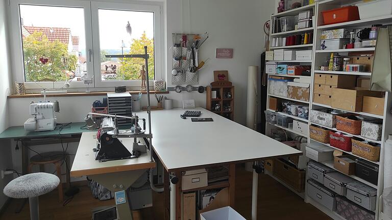 Seit 10 Jahren wohnt Kappes zusammen mit ihrem Mann und zwei Kindern im Zeiler Wohngebiet. Dort befindet sich auch ihr kleines Atelier.
