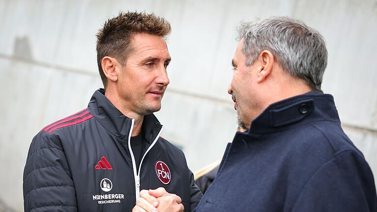 SpVgg Greuther Fürth - 1. FC Nürnberg       -  Als Edelfan wünscht Bayerns Ministerpräsident Markus Söder (rechts) den Nürnbergern von Coach Miroslav Klose viel Erfolg.
