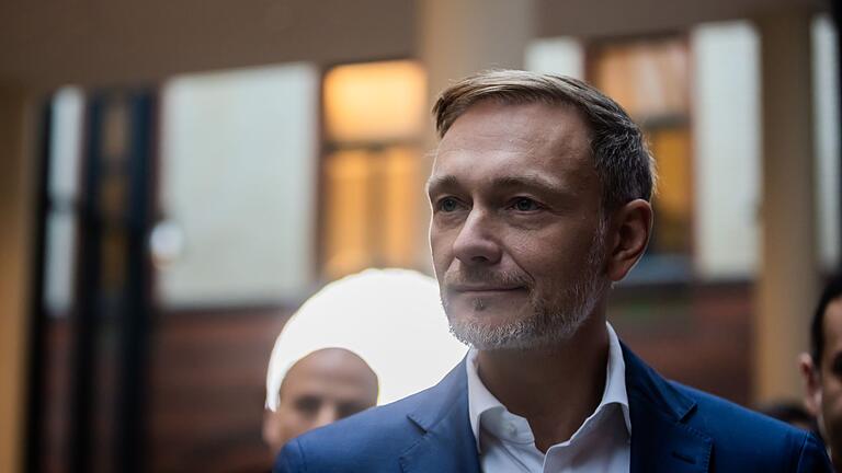 FDP-Chef Christian Lindner       -  Lindner fährt jetzt offenbar auch S-Bahn. (Archivbild)