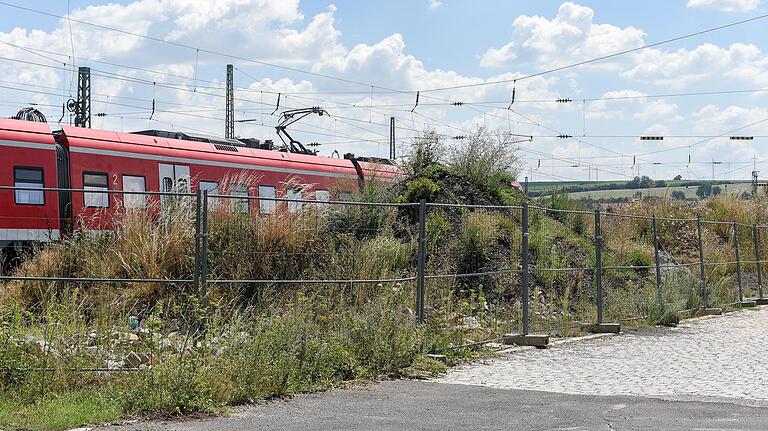 Grund des Ärgers: der belastete Erdaushub auf dem PR-Parkplatz in Rottendorf.