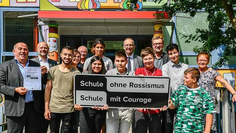 Mit zahlreichen Ehrengästen feierte die Würzburger Friedensreich-Hundertwasser-Schule die Übergabe ihrer Auszeichnung als 'Schule ohne Rassismus – Schule mit Courage'.