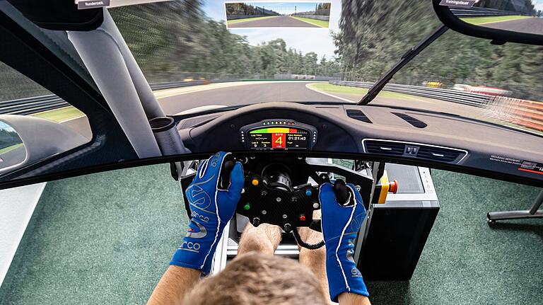 Bereitet sich mithilfe eines Simulators auf die Rennen vor: Der Kürnacher Pilot Laurin Heinrich. Bereitet sich mithilfe eines Simulators auf die Rennen vor: Der Kürnacher Pilot Laurin Heinrich.