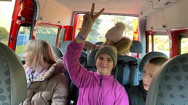 Auf dem Weg nach Deutschland mit der Ukrainehilfe Münnerstadt: Mutter Yuliia Chernihovtseva sowie ihre Kinder Marianna und Oleh, im Hintergrund die siebenjährige Kira.