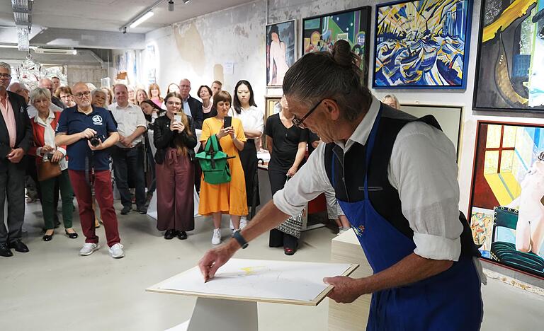 Kreativmaler Michael Full aus Nürnberg zeigte bei der Eröffnung der KunstFABrik in Schweinfurt, wie aus scheinbar chaotischen Linien ein Gemälde mit Tiefgang wird.