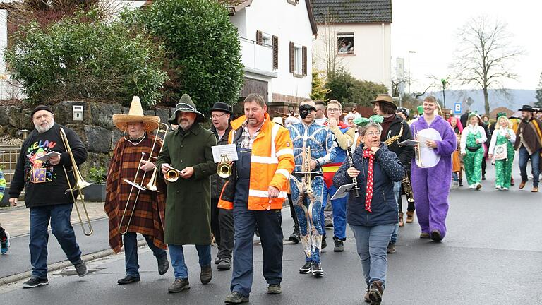 Gaudiwurm durch Hofstetten, angeführt von der Blaskapelle.