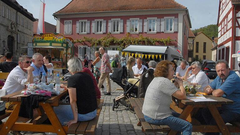 Gerne ließen sich die Besucherinnen und Besucher der Kirchweih auf dem Iphöfer Marktplatz nieder.