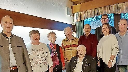 Unser Bild zeigt (von rechts) Johannes Krumm, Gudrun Knote, Adelinde Roth, Günther Ruprecht, Peter Eichhorn, 2. Vorsitzenden Edgar Wolf, Vorsitzenden Bernd Veth, Kassiererin Kerstin Gehring und Schriftführer Michael Weth.       -  Unser Bild zeigt (von rechts) Johannes Krumm, Gudrun Knote, Adelinde Roth, Günther Ruprecht, Peter Eichhorn, 2. Vorsitzenden Edgar Wolf, Vorsitzenden Bernd Veth, Kassiererin Kerstin Gehring und Schriftführer Michael Weth.