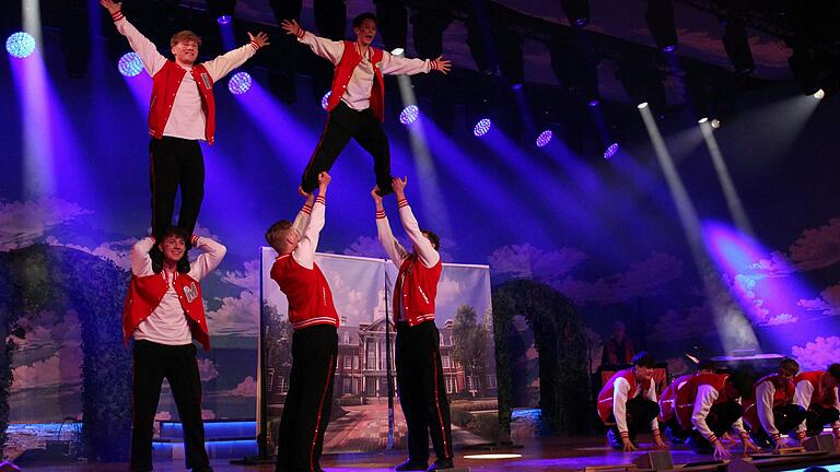 Ein optischer Blickfang waren die „Tuedance Junioren“ aus Zellingen. Sie zogen das Publikum mit ihren akrobatischen Formationen „Young, wild und free“ in ihren Bann. Ein optischer Blickfang waren die „Tuedance Junioren“ aus Zellingen. Sie zogen das Publikum mit ihren akrobatischen Formationen „Young, wild und free“ in ihren Bann.